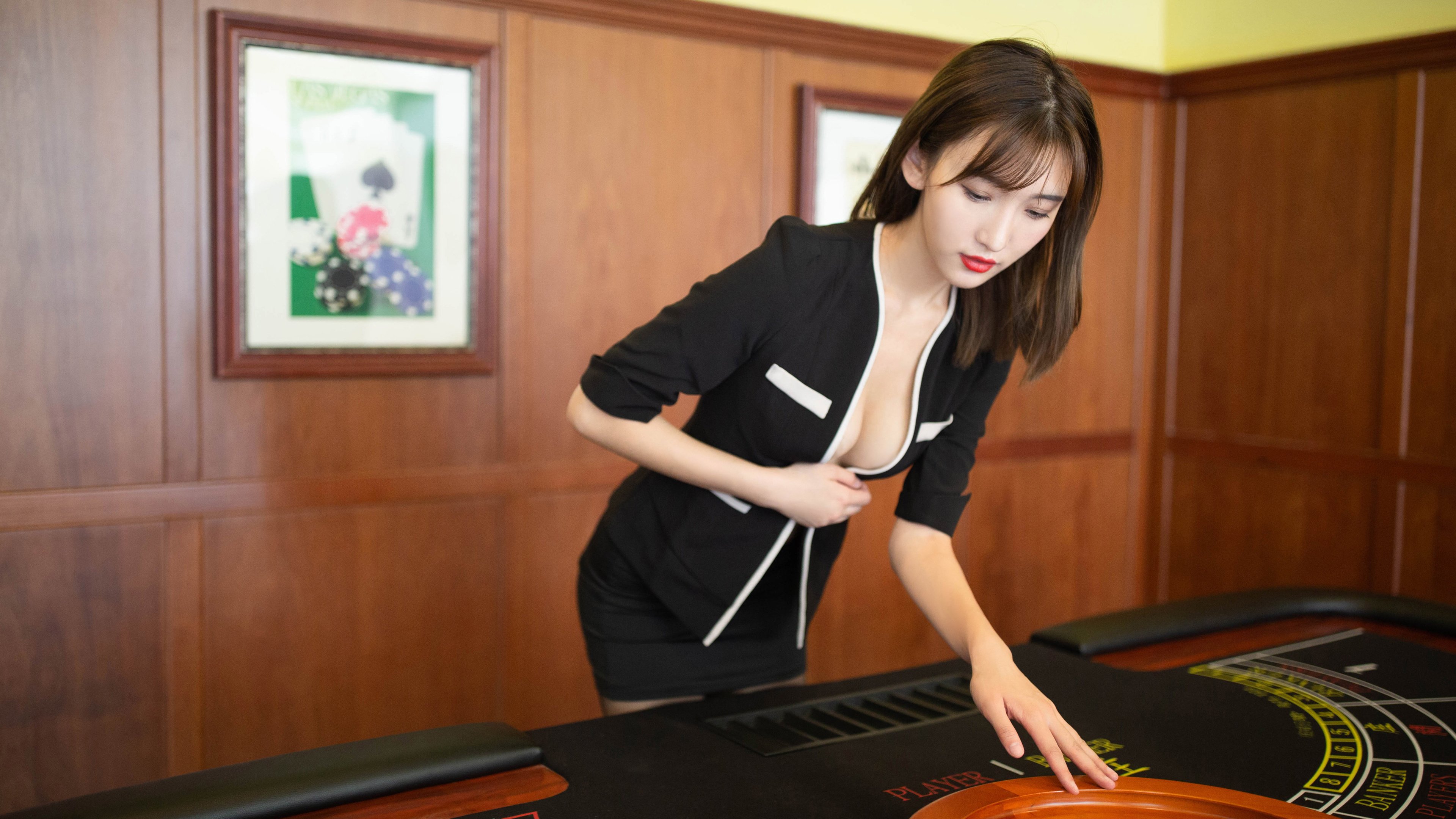 九游娱乐(jiuyou)官方网站-体育竞技场面激烈紧张，观众眼前一亮，描写体育竞技场面的片段